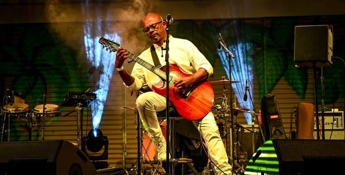 A musician hosting the “Expo” brunch in Mauritius, adding a festive and warm touch to the event organized by MJ Holidays.