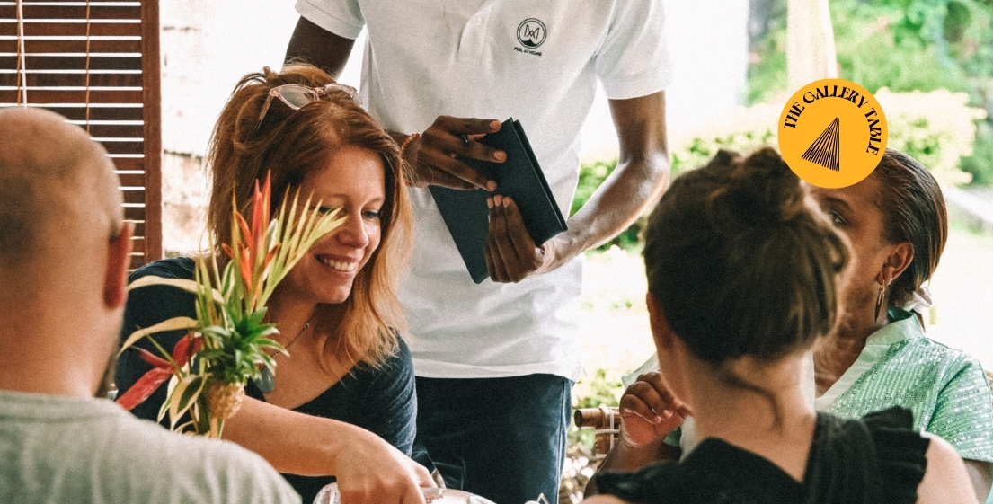 Les participants du brunch “Expo” à l’île Maurice partagent un moment convivial autour de l’art et de la gastronomie avec MJ Holidays.