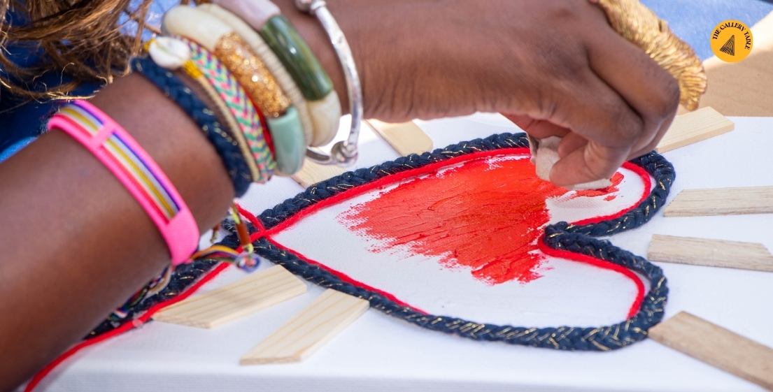 Une main crée un objet artisanal lors d’un atelier créatif avec MJ Holidays à l’île Maurice.