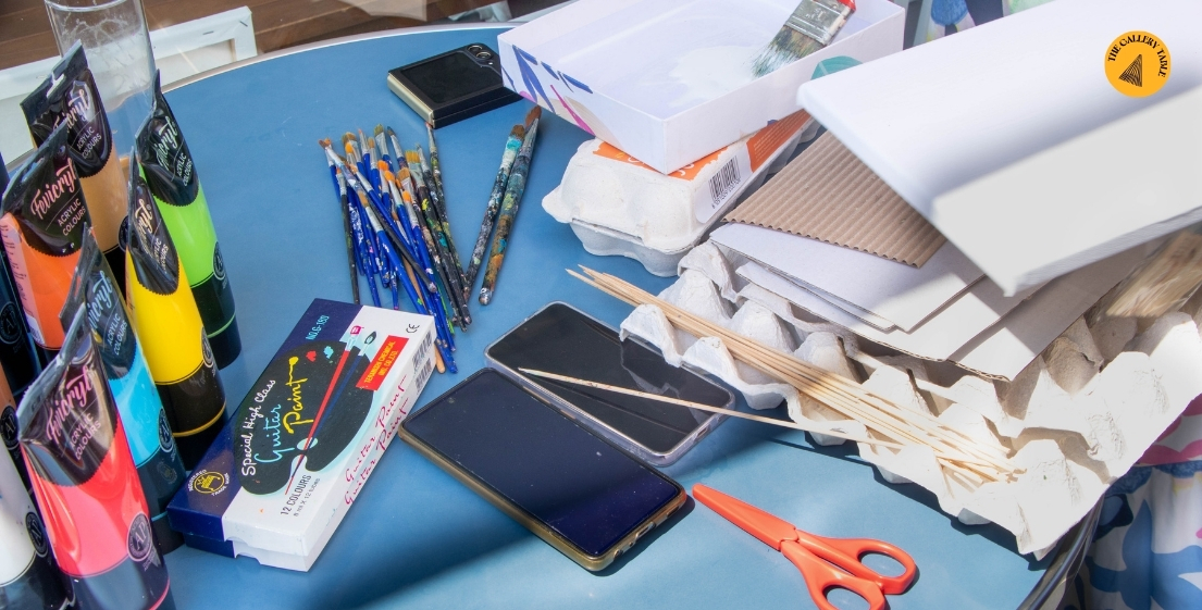 Le matériel artistique disposé pour le brunch créatif à l’île Maurice, illustrant l’organisation et la convivialité de l’événement signé MJ Holidays.