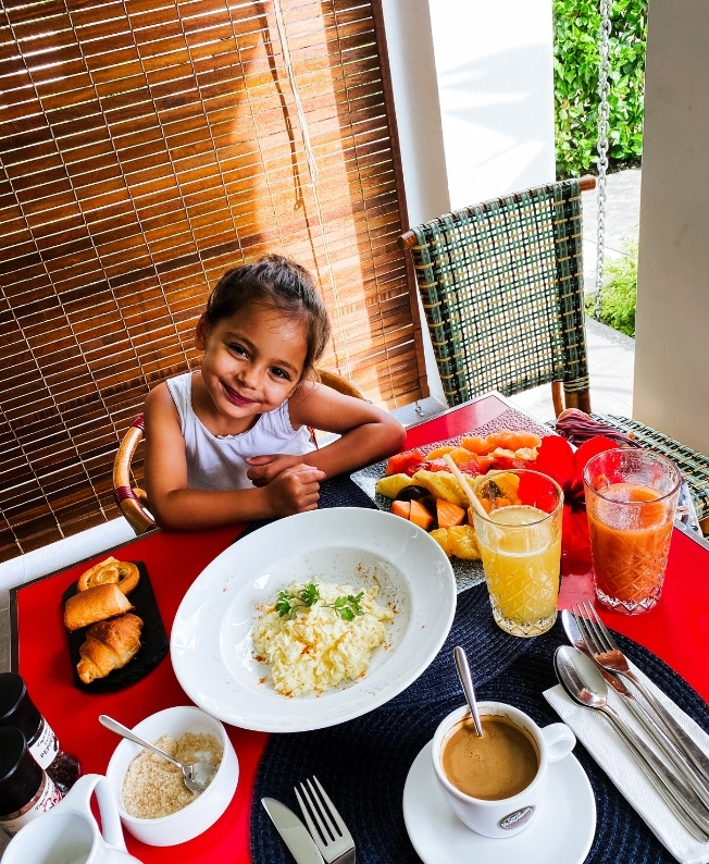 Un enfant profitant du brunch Art & Drinks à l’île Maurice, illustrant l’ambiance familiale et accueillante des événements MJ Holidays.