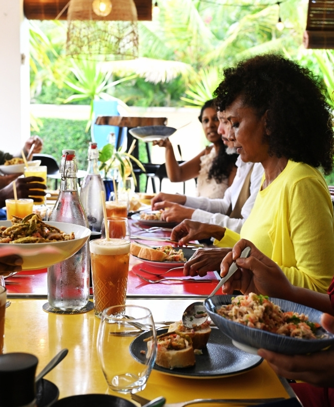 Une tablée conviviale lors du brunch Let’s Eat & Play Together à l’île Maurice, réunissant familles et amis autour de saveurs locales avec MJ Holidays.