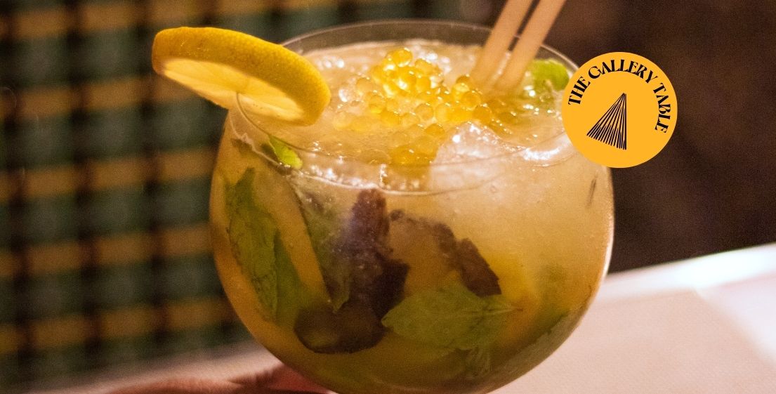 Une boisson rafraîchissante servie pendant le Art & Drinks à l’île Maurice, symbole de détente et de plaisir gustatif signé MJ Holidays.