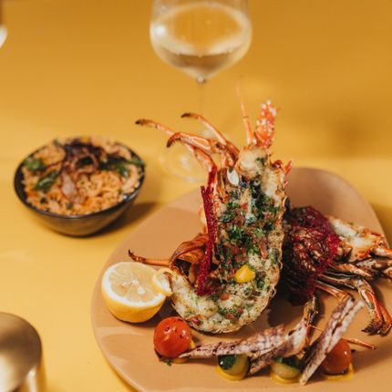 Brasero allumé créant une ambiance chaleureuse au Restaurant Tamarin avec MJ Holidays à l’île Maurice.