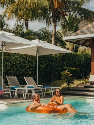 Piscine privée entourée de transats à la Prestige Pool Villa avec MJ Holidays à l’île Maurice.