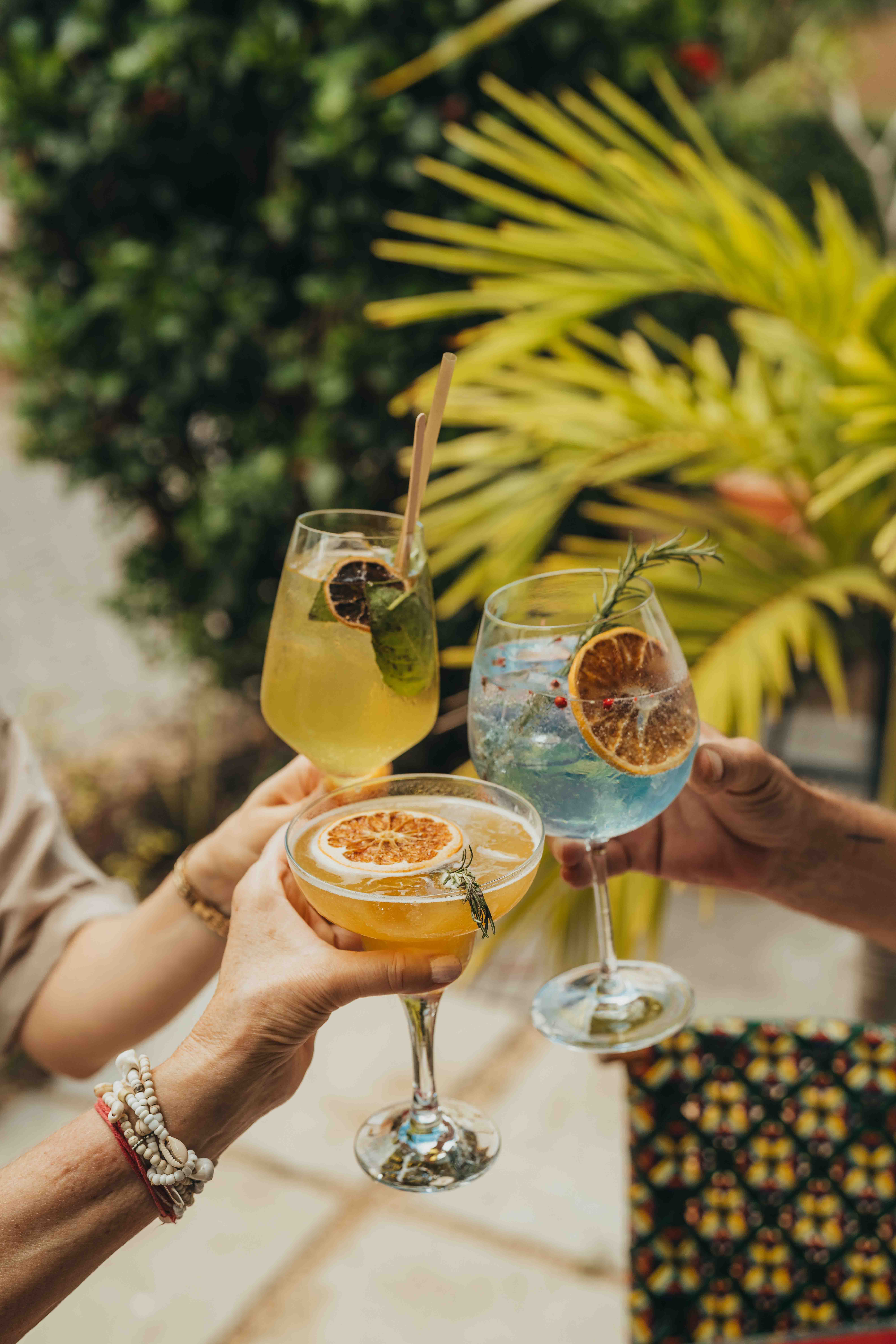 Des boissons fraîches aux couleurs éclatantes, proposées lors du brunch “Expo” à l’Île Maurice, viennent sublimer les mets gourmands imaginés par MJ Holidays et enrichir cette expérience aussi artistique que savoureuse.