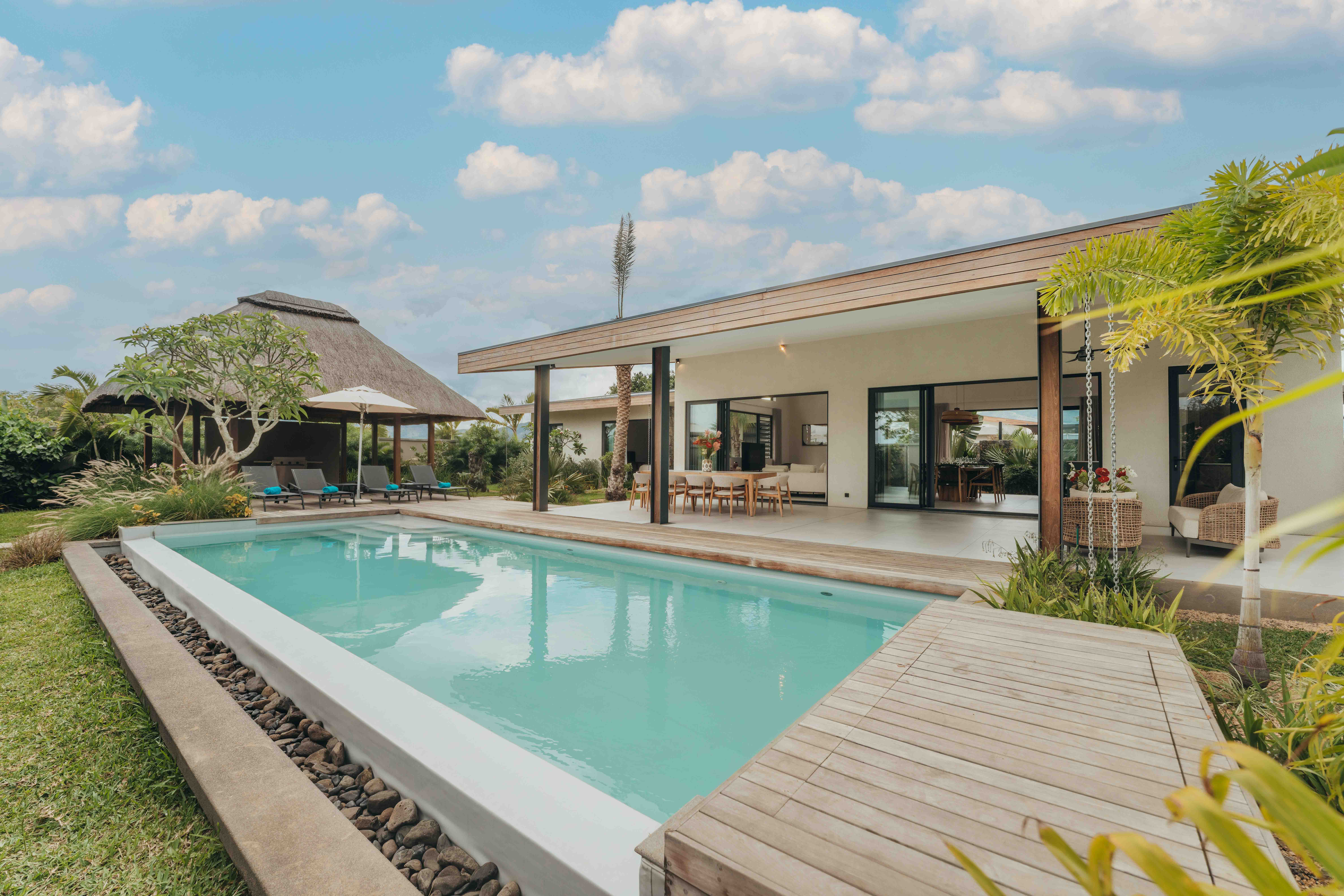 Vue de la Retreat Pool Villa et de sa piscine privée avec MJ Holidays à l’île Maurice.