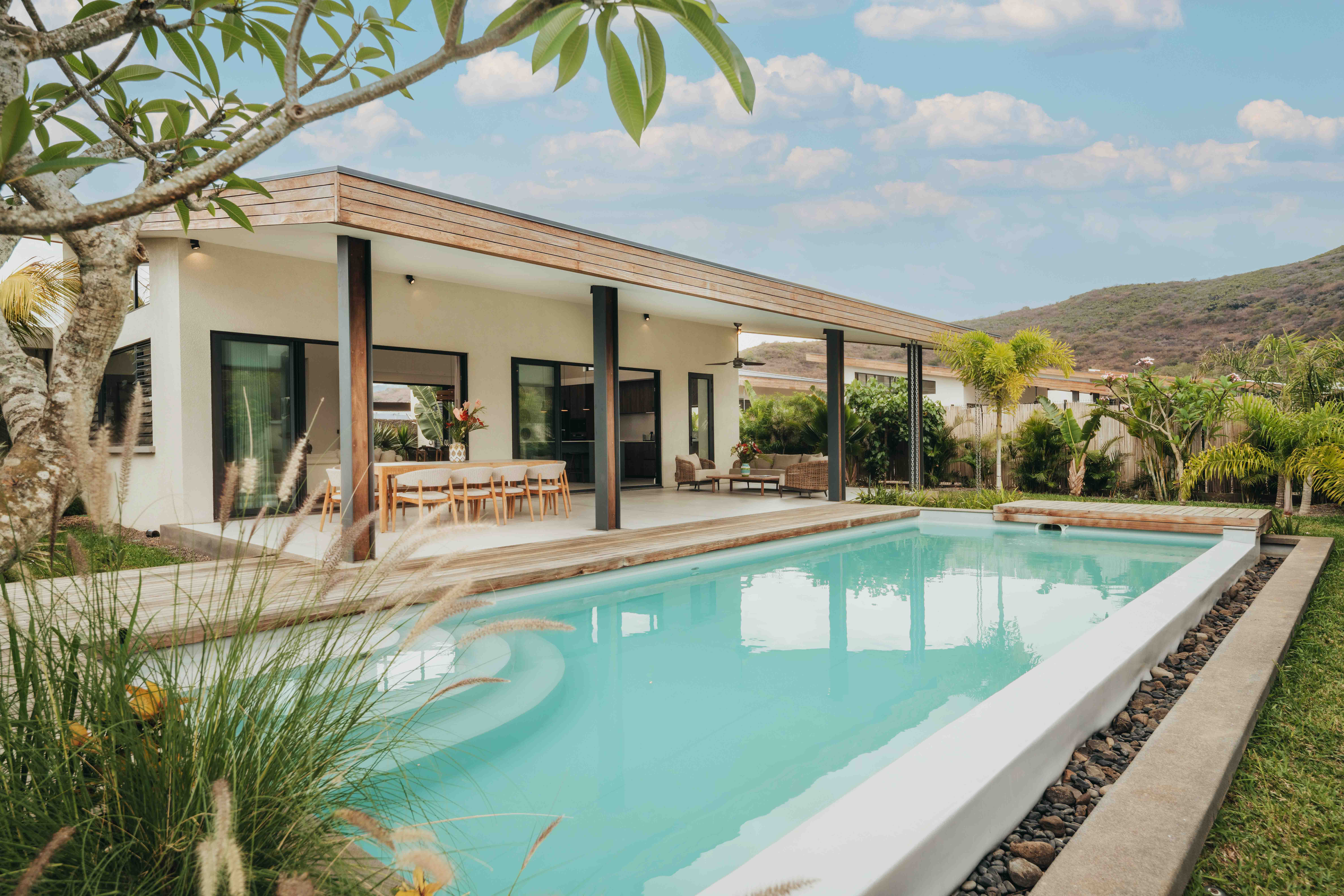 Vue élégante de la Signature Pool Villa avec piscine privée à l’île Maurice avec MJ Holidays.