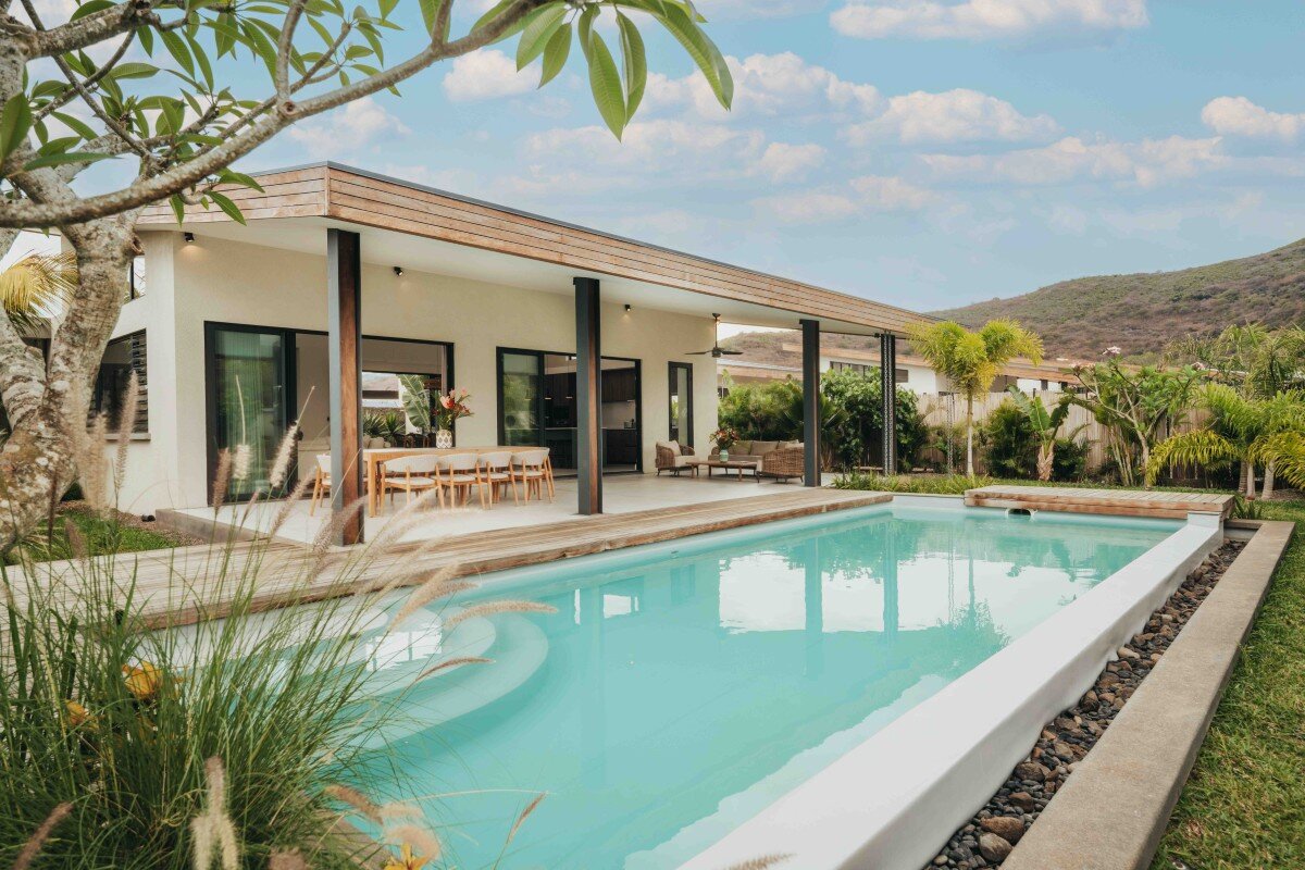 Vue élégante de la Signature Pool Villa avec piscine privée à l’île Maurice avec MJ Holidays.