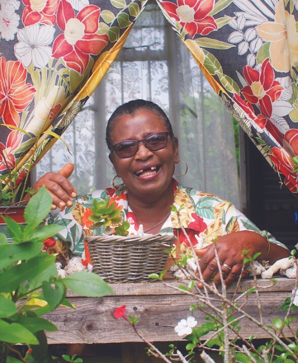 Portrait d’une personne souriante à l’île Maurice, incarnant la chaleur humaine et la gentillesse typiques de la culture créole avec MJ Holidays.