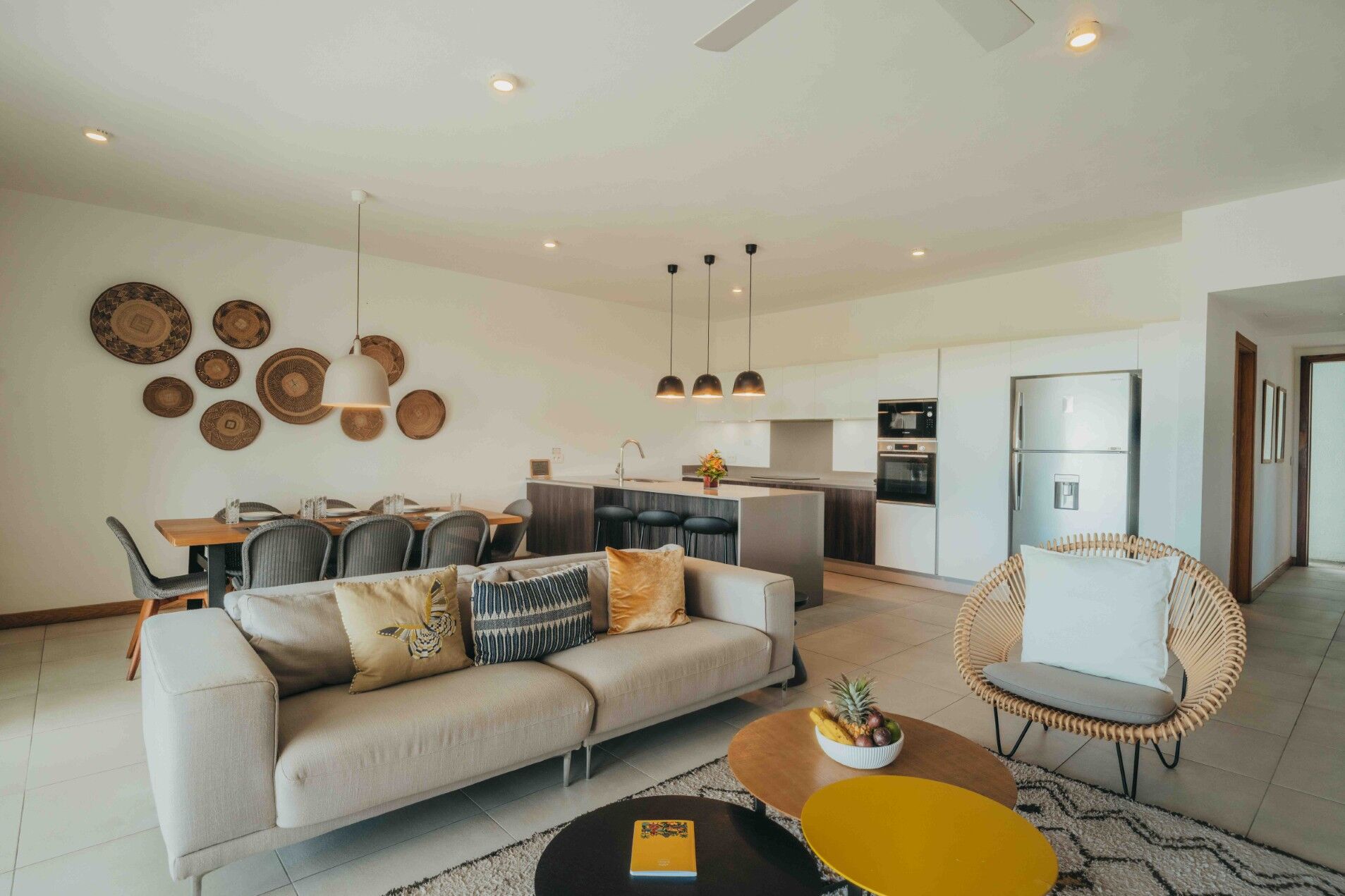 Salon lumineux et élégant de la Grand Luxury Suite avec MJ Holidays à l’île Maurice.