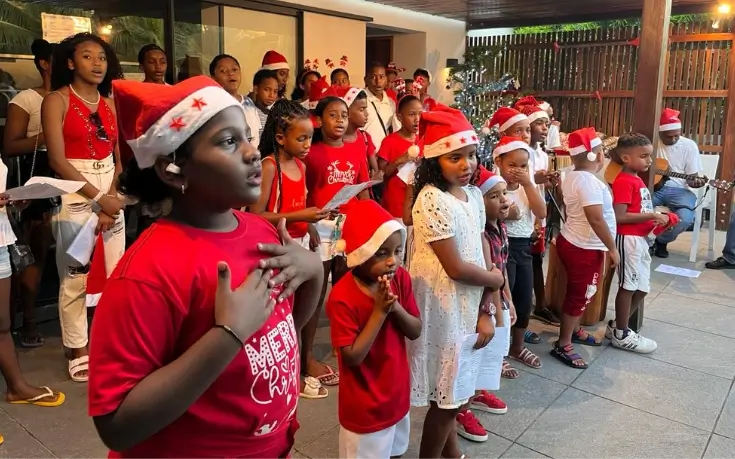 Une chorale d’enfants chantant à l’île Maurice, illustrant la richesse culturelle et la convivialité des expériences proposées par MJ Holidays.