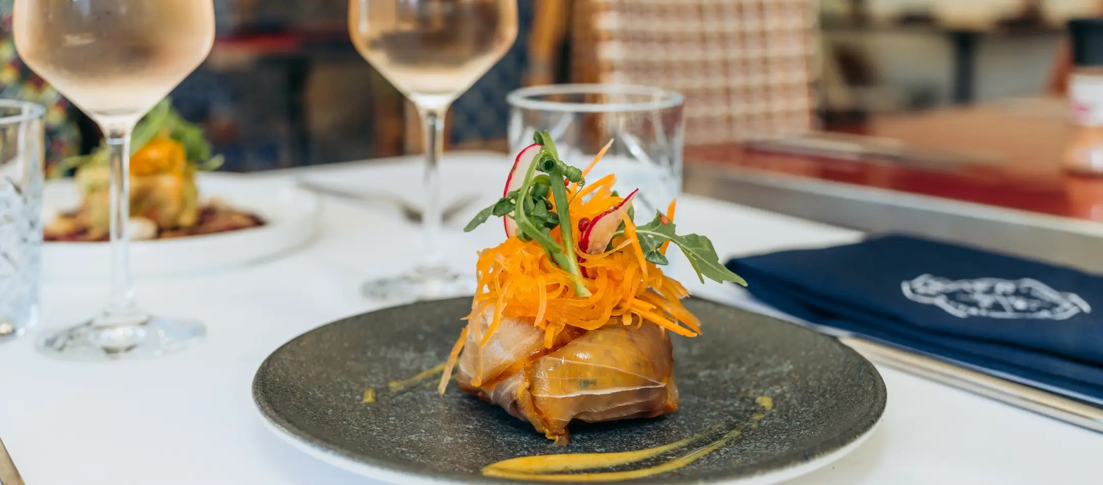 Un plat raffiné du restaurant à l’île Maurice, mettant en valeur la gastronomie locale et l’excellence culinaire de MJ Holidays.