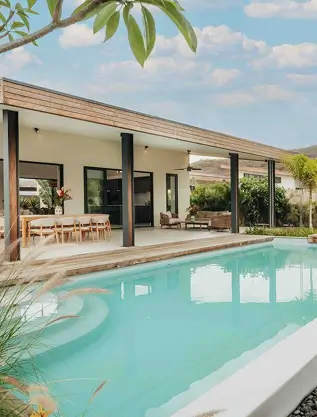 Vue élégante de la Signature Pool Villa avec piscine privée à l’île Maurice avec MJ Holidays.