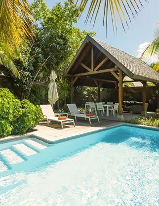 Piscine privée entourée de transats à la Superior Pool Villa avec MJ Holidays à l’île Maurice.