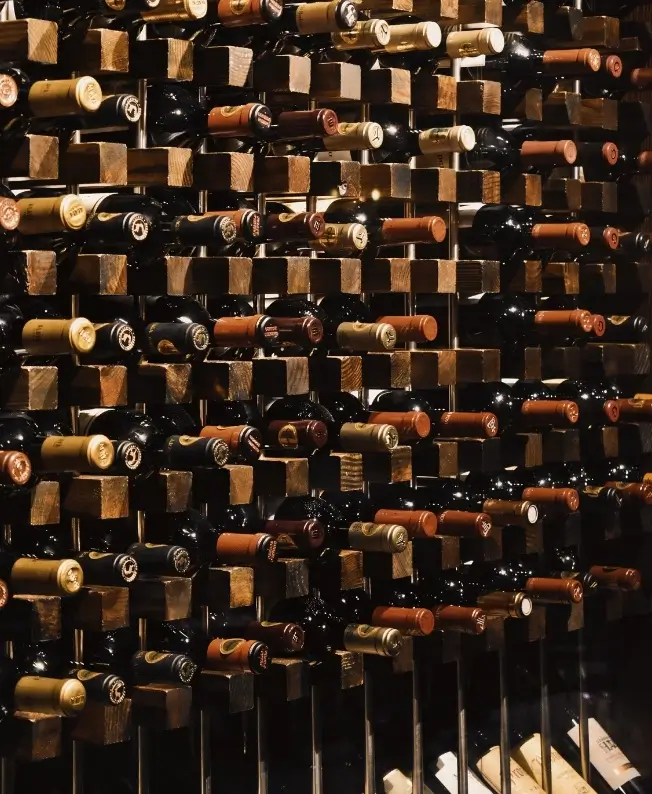 Cave à vins élégante proposant une sélection raffinée avec MJ Holidays à l’île Maurice.