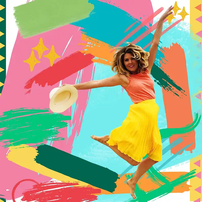 Femme souriante sautant devant un mur coloré à l’île Maurice avec MJ Holidays.