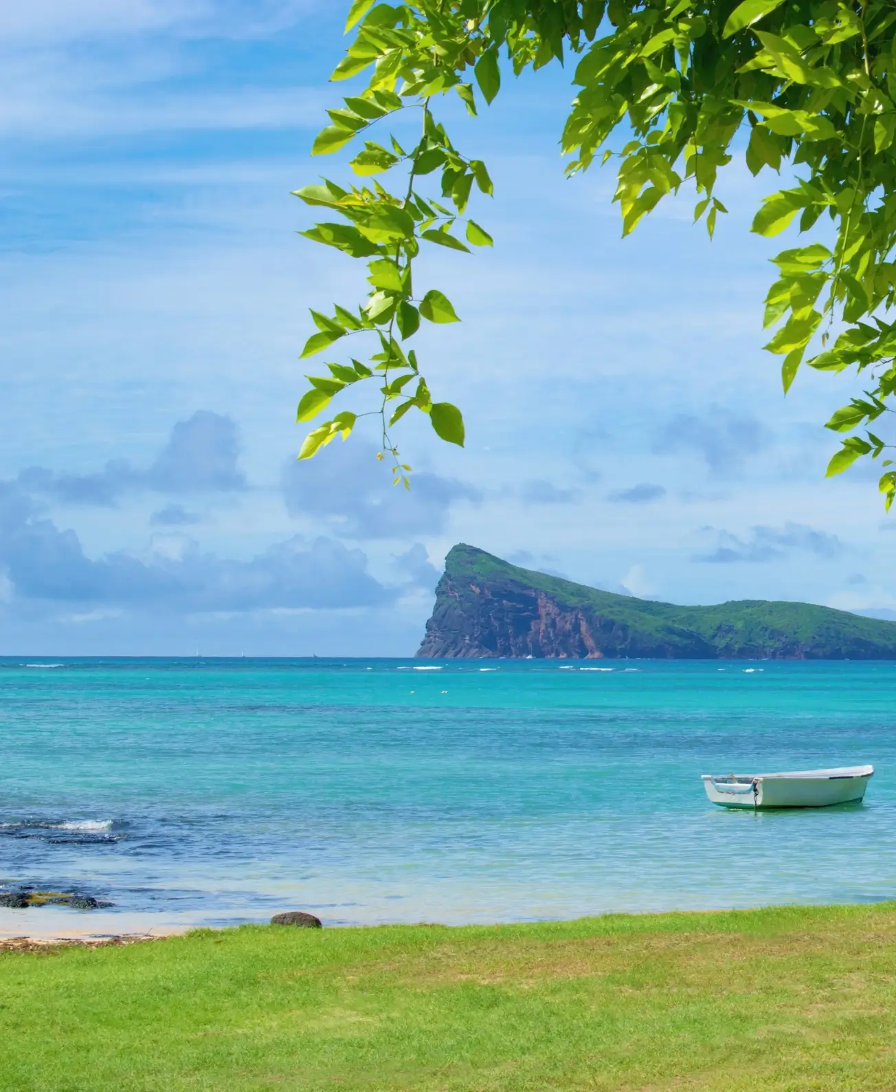 Barque flottant sur les eaux turquoise de Grand Gaube avec MJ Holidays à l’île Maurice.