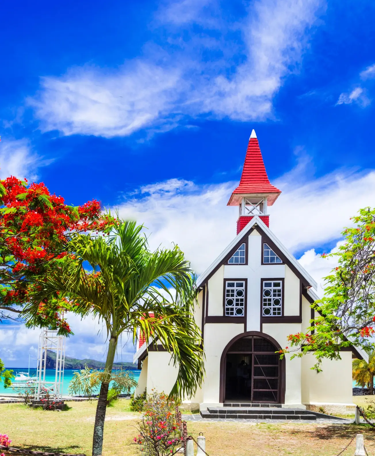 Charmante église de Grand Gaube entourée de verdure, découverte avec MJ Holidays à l’île Maurice.