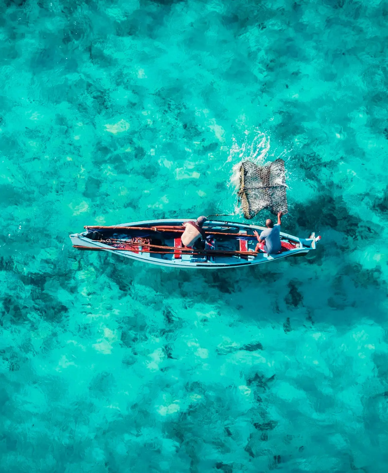 Pêcheurs mauriciens pratiquant la pêche dans les eaux turquoise de Grand Gaube avec MJ Holidays.