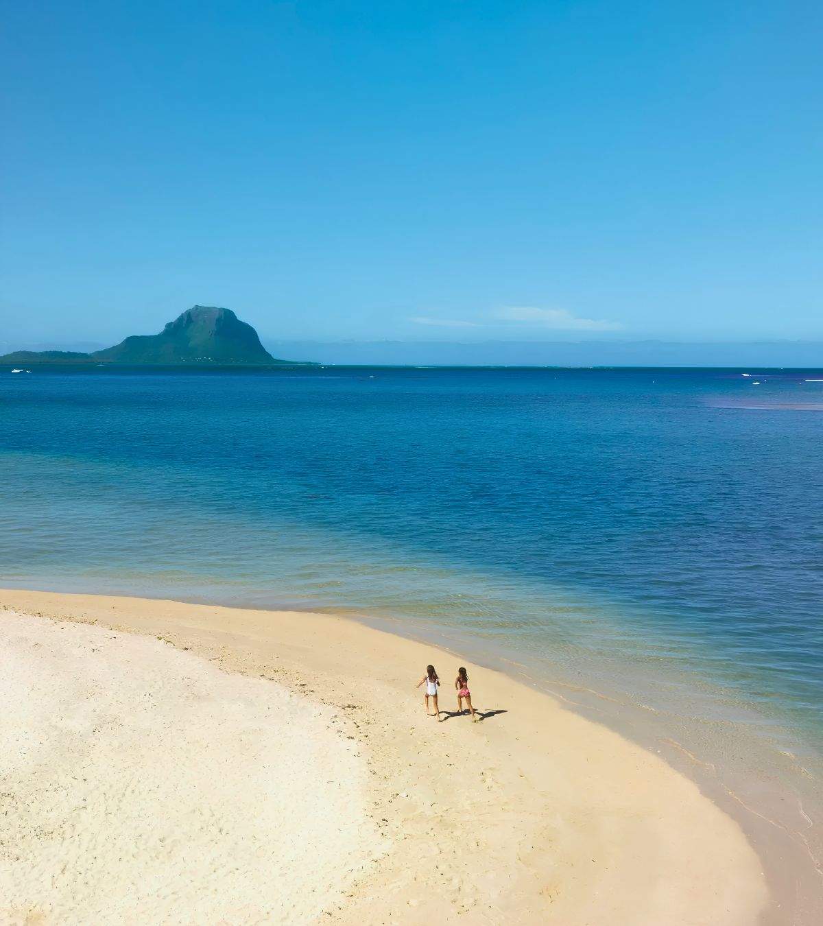 Plage de La Preneuse à Rivière Noire, entre sable doré et lagon turquoise avec MJ Holidays à l’île Maurice.