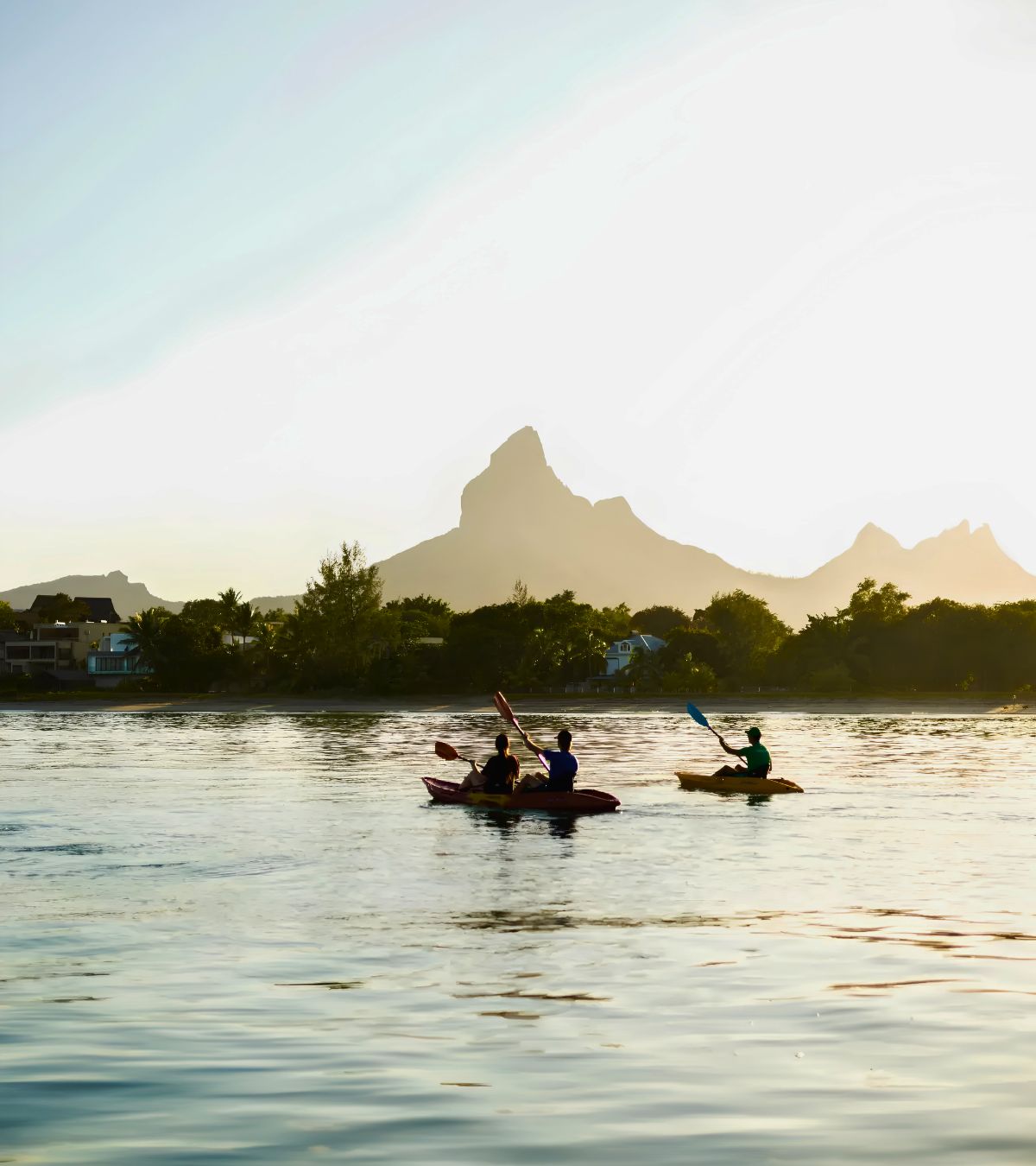 Kayak glissant sur la baie de Tamarin à Rivière Noire avec MJ Holidays à l’île Maurice.