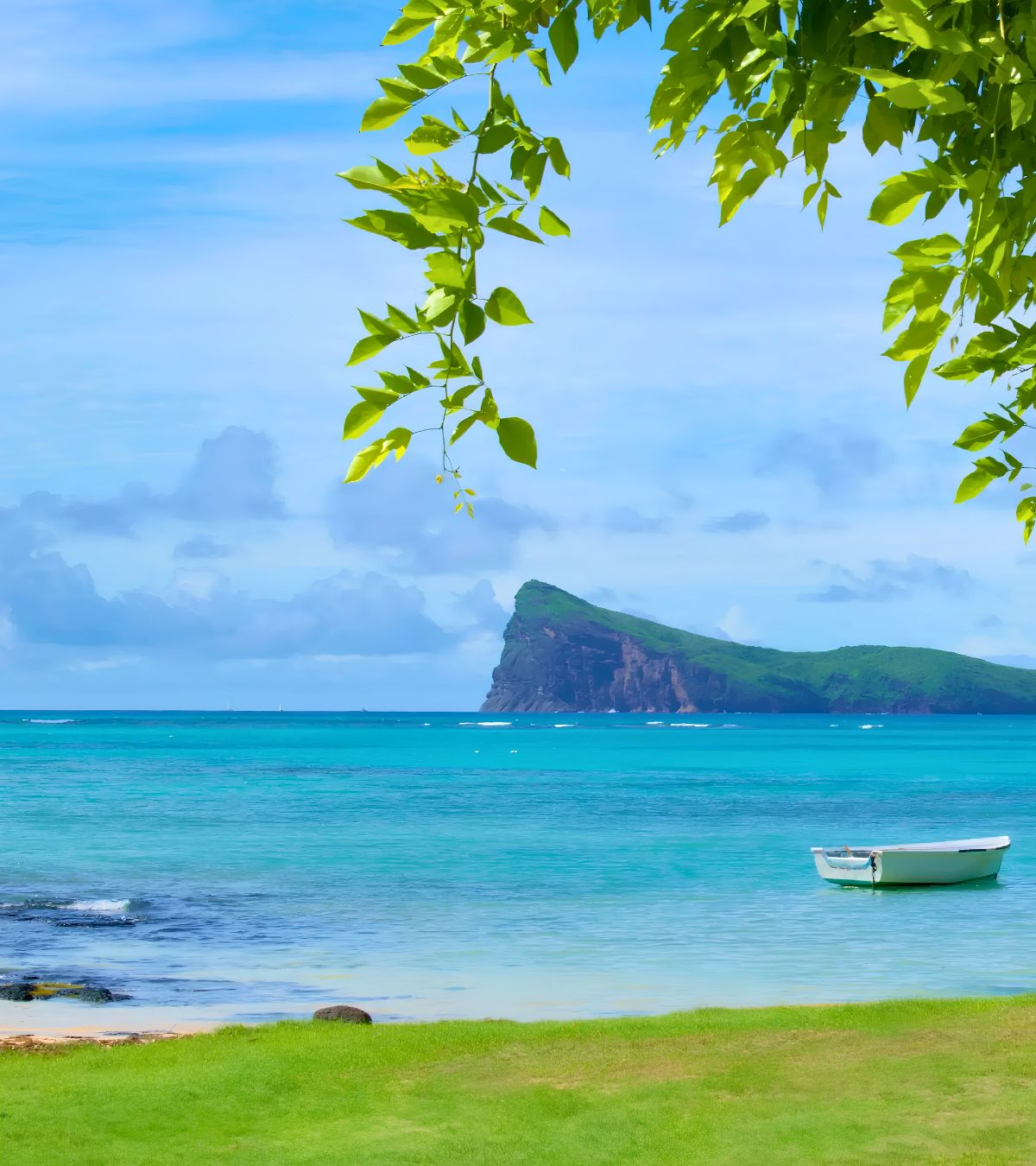 Barque flottant sur les eaux turquoise de Grand Gaube avec MJ Holidays à l’île Maurice.
