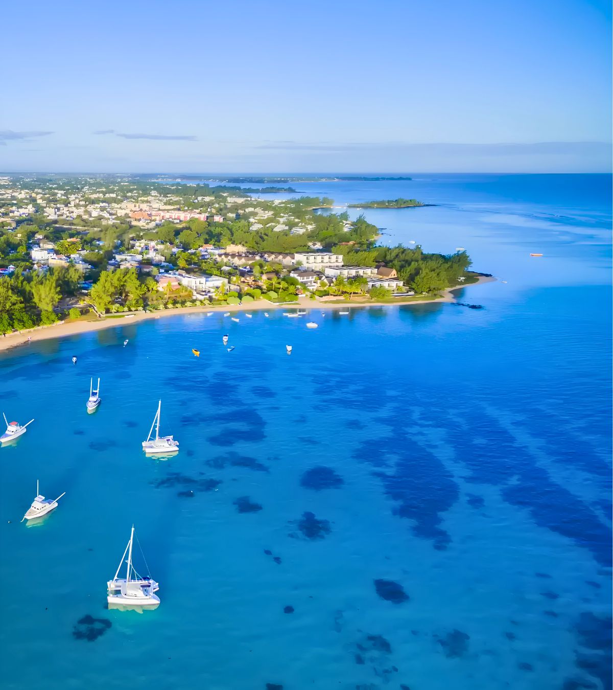 Vue aérienne des eaux turquoise de Grand Gaube parsemées de bateaux, expérience signée MJ Holidays.