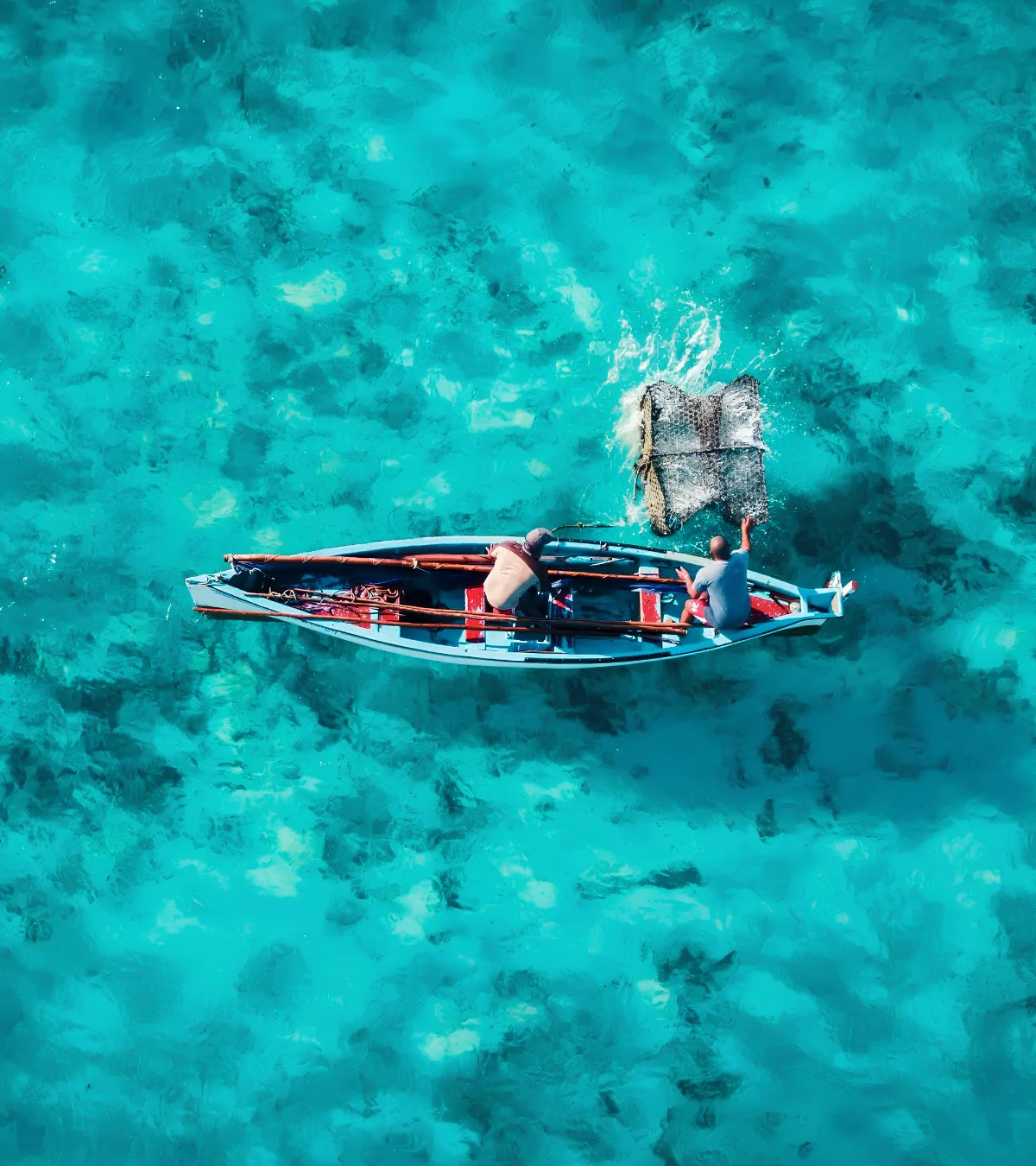 Pêcheurs mauriciens pratiquant la pêche dans les eaux turquoise de Grand Gaube avec MJ Holidays.