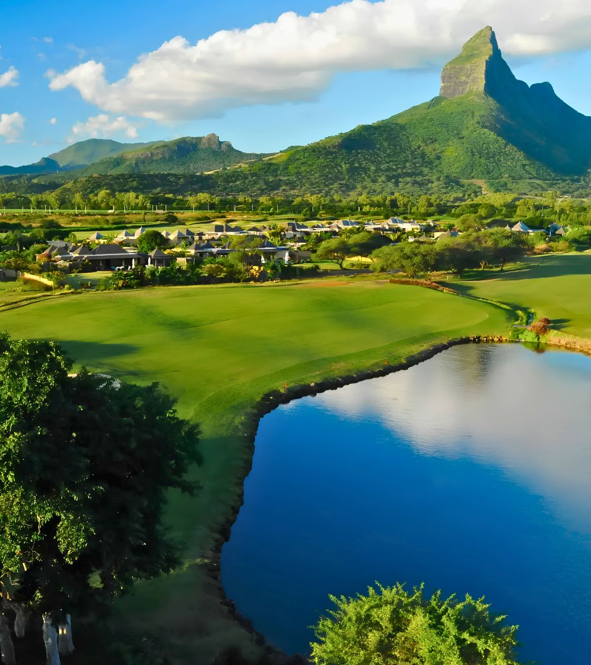 Lush green seaside golf course in Mauritius with MJ Holidays
