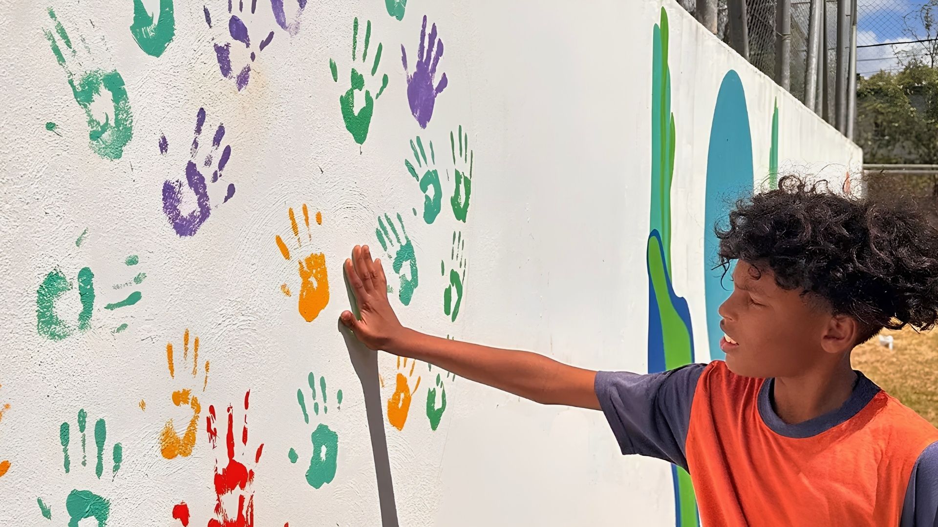 Une peinture colorée de mains sur un mur, symbolisant la créativité et la culture locale mises en avant par MJ Holidays à l’île Maurice.