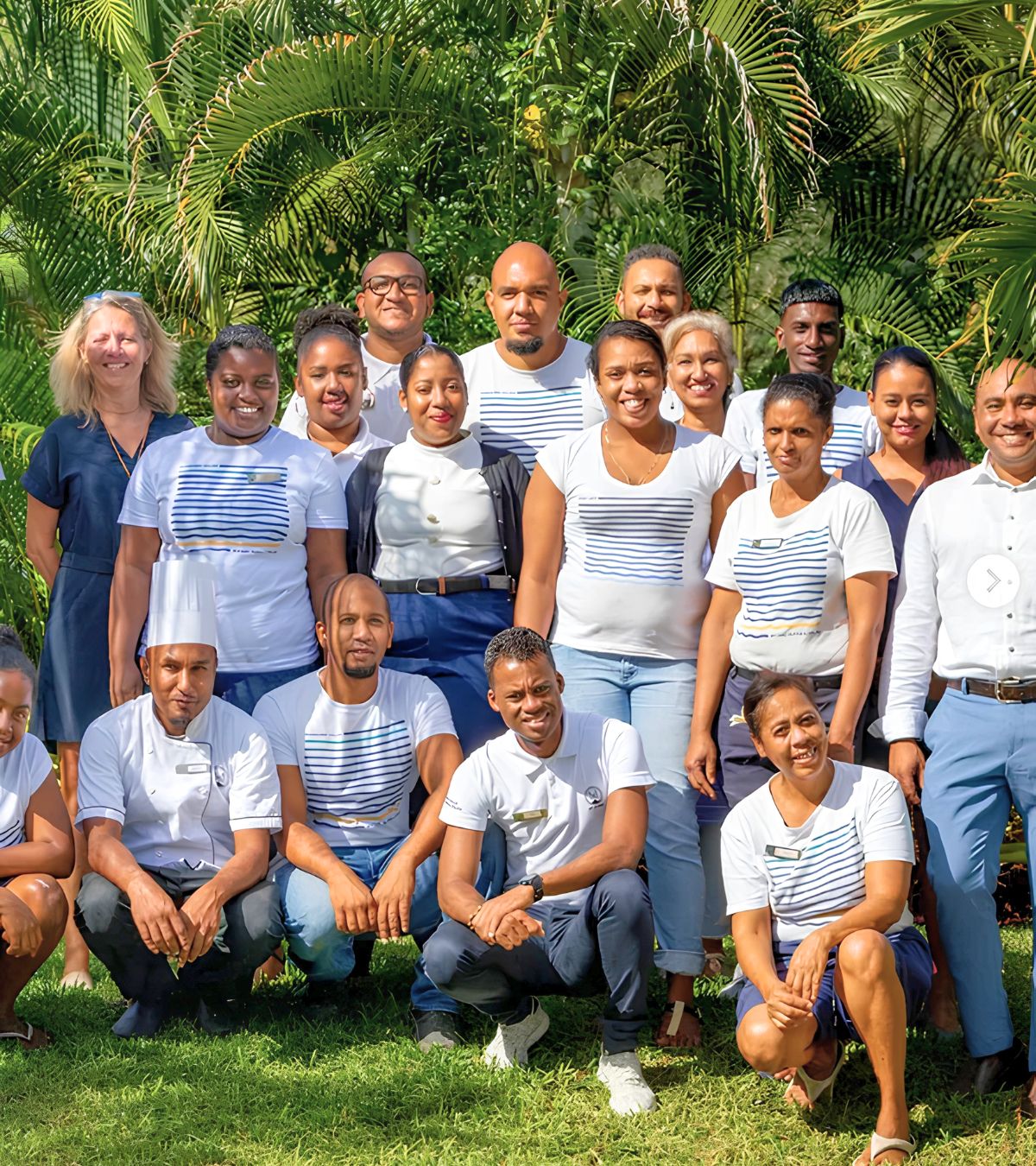 Les employés de MJ Holidays accueillent les voyageurs avec le sourire, reflétant l’hospitalité et le professionnalisme de la marque à l’île Maurice.