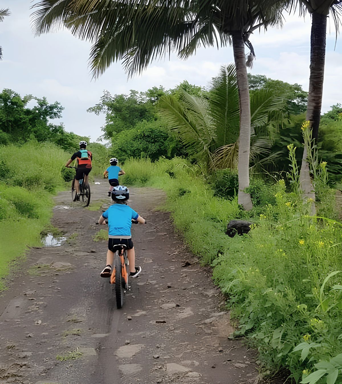 Une famille faisant du VTT sur un chemin à l’île Maurice, partageant une activité nature et conviviale organisée par MJ Holidays.