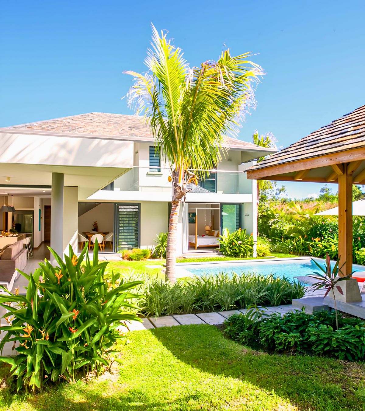La piscine privée d’une villa à l’île Maurice offre un espace de détente exclusif et raffiné, signé MJ Holidays.