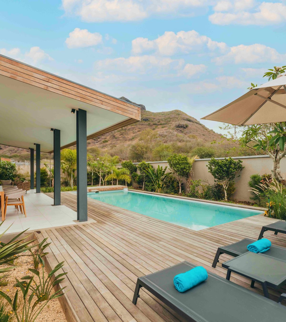 Piscine privée avec transats à la Serenity Pool Villa avec MJ Holidays à l’île Maurice.