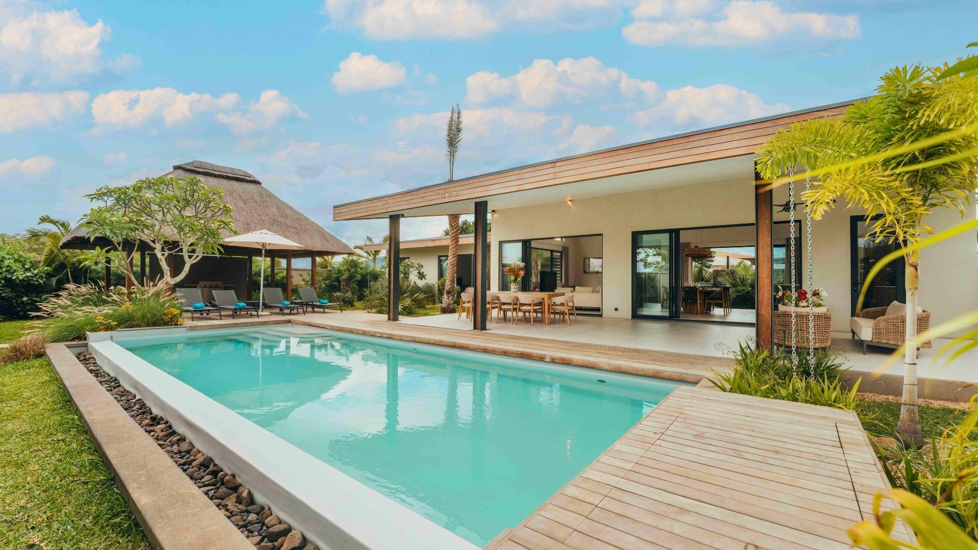 Piscine privée entourant la Retreat Pool Villa avec MJ Holidays à l’île Maurice.
