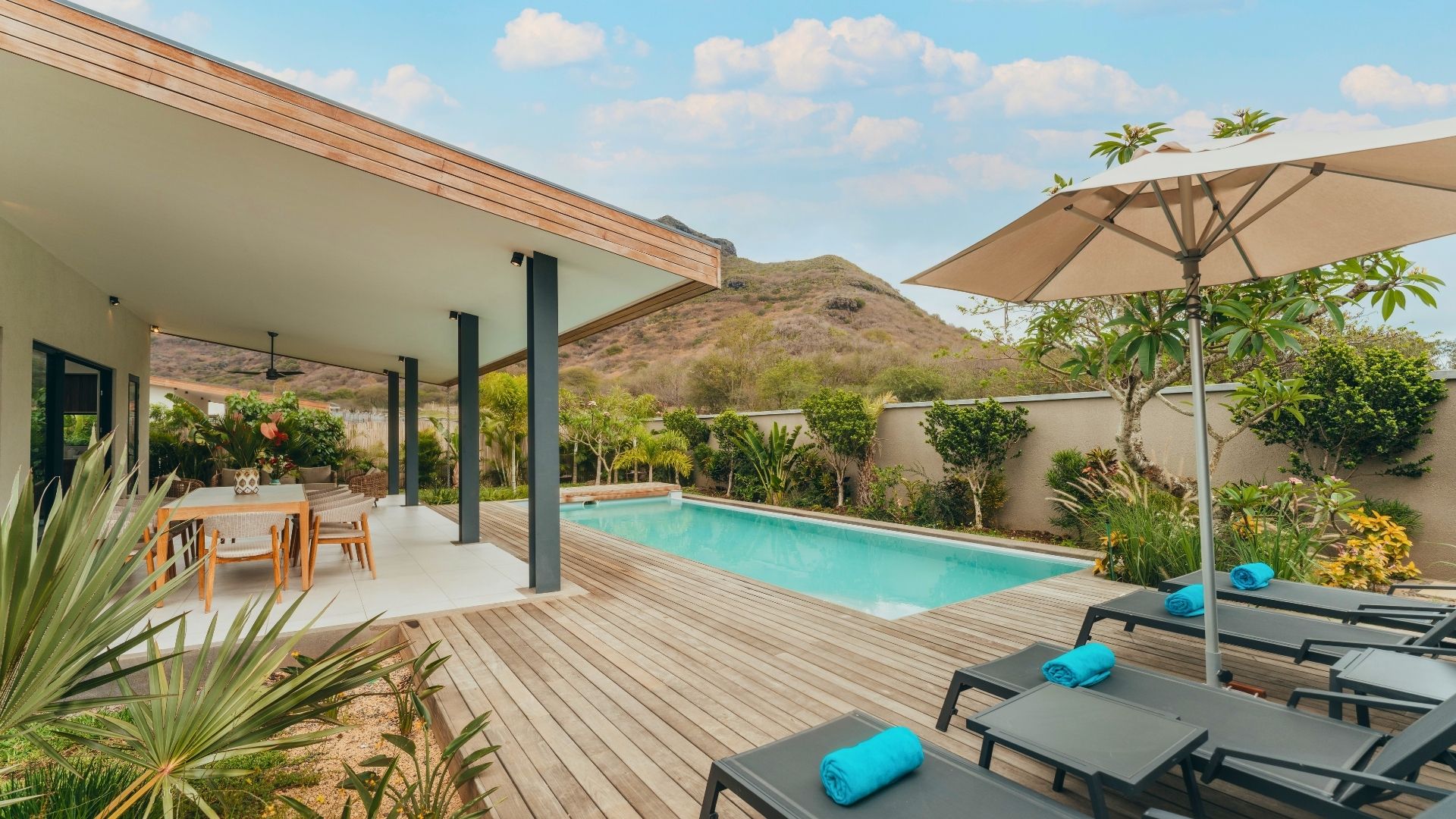 Piscine entourée de transats et de verdure à la Serenity Pool Villa avec MJ Holidays à l’île Maurice.