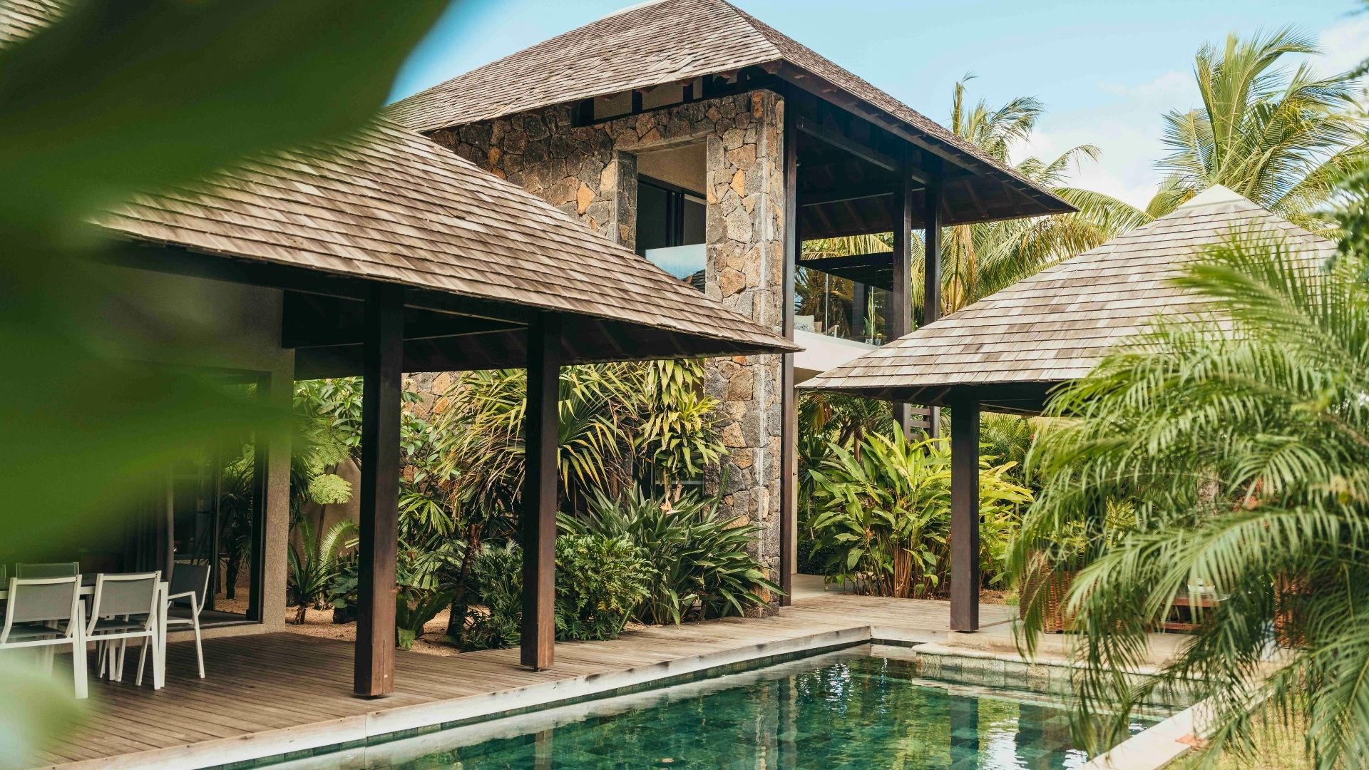 Femme se relaxant au bord de la piscine de l’Elegance Pool Villa avec MJ Holidays à l’île Maurice.