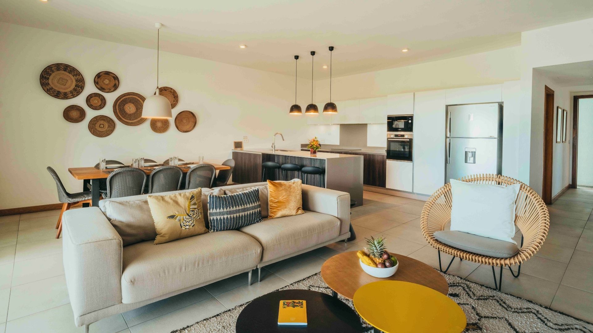 Salon et salle à manger spacieux de la Grand Luxury Suite avec MJ Holidays à l’île Maurice.