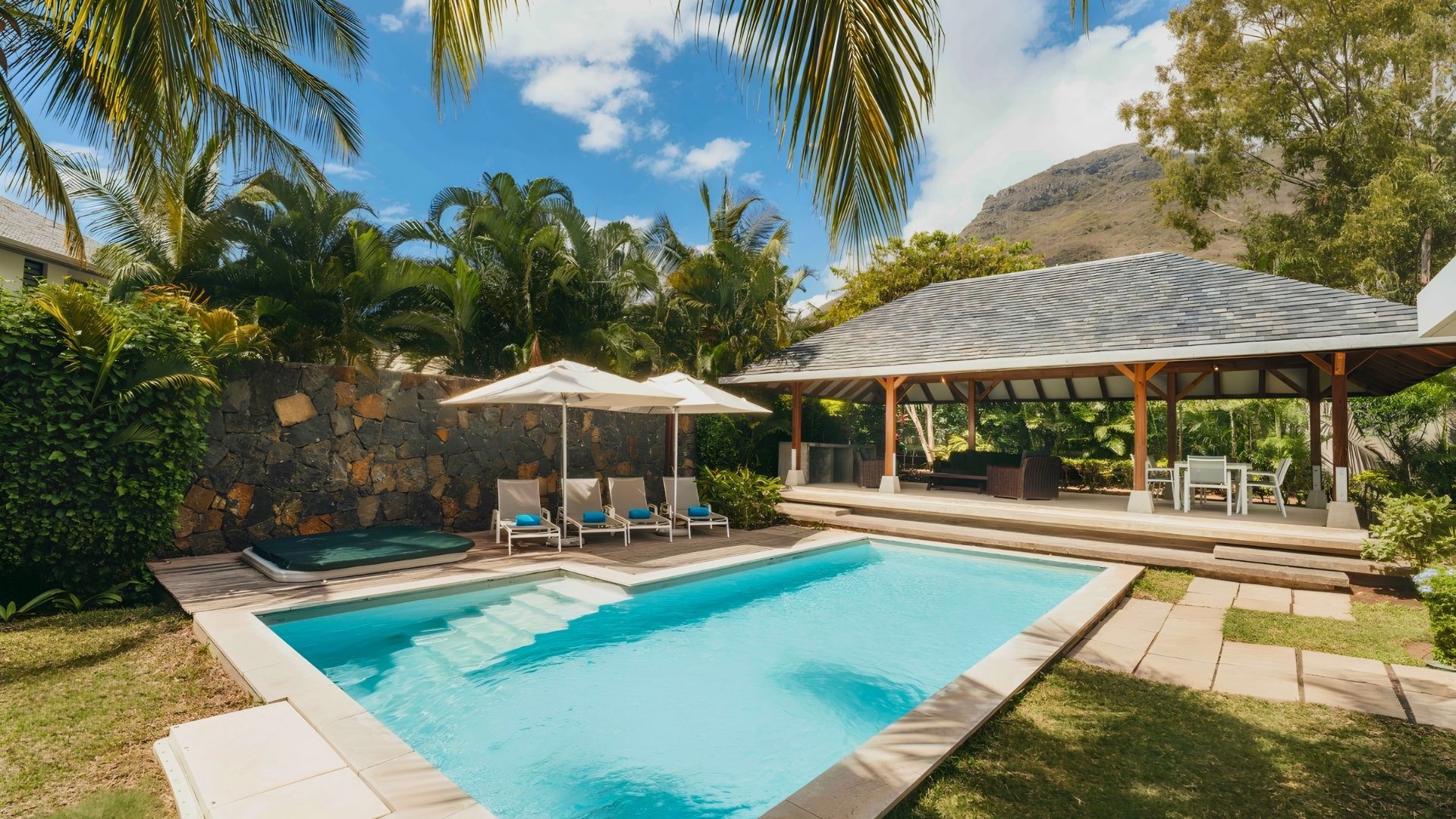 Piscine privée entourée de transats à la Prestige Pool Villa avec MJ Holidays à l’île Maurice.