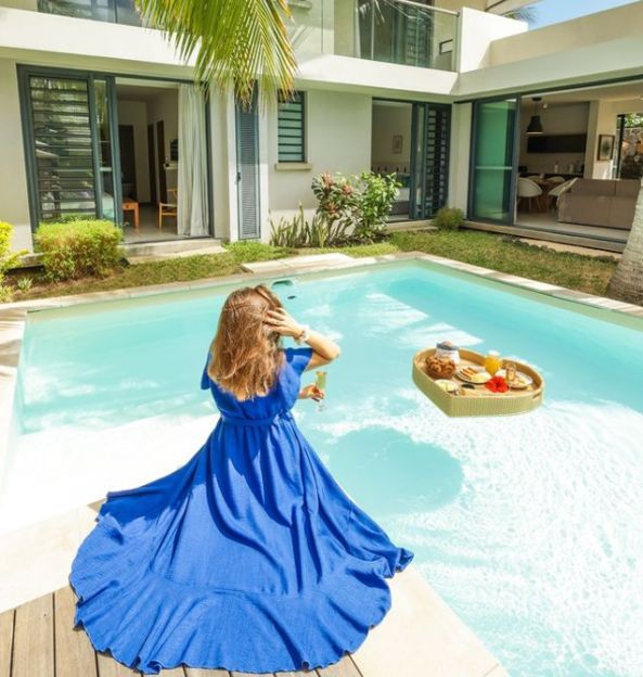 Petit-déjeuner flottant dans la piscine d’une villa