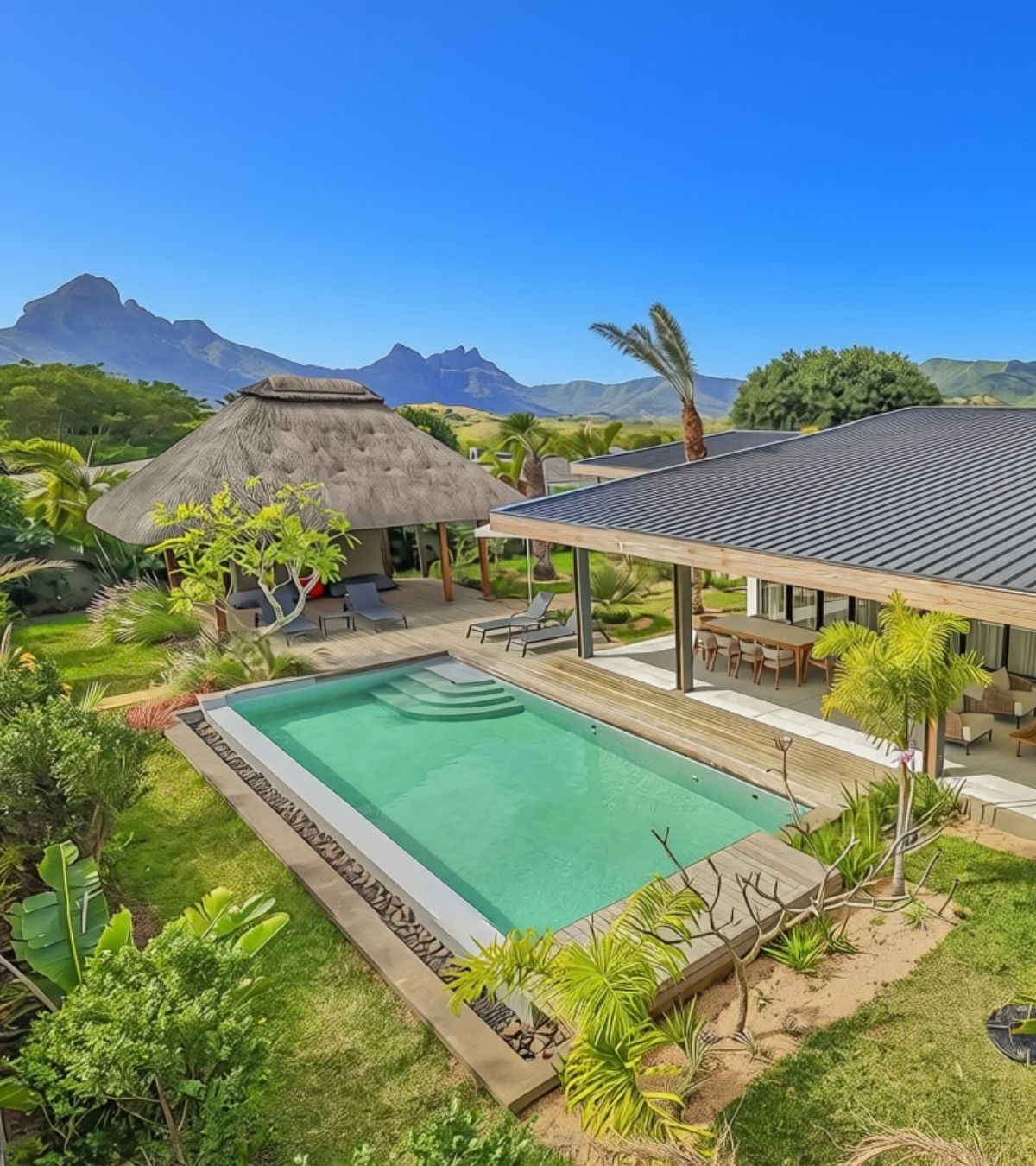 Vue de la Retreat Pool Villa et de sa piscine privée avec MJ Holidays à l’île Maurice.