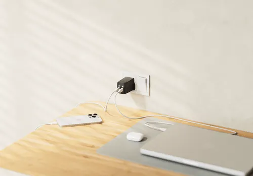 Cuzor Charger connected to multiple devices