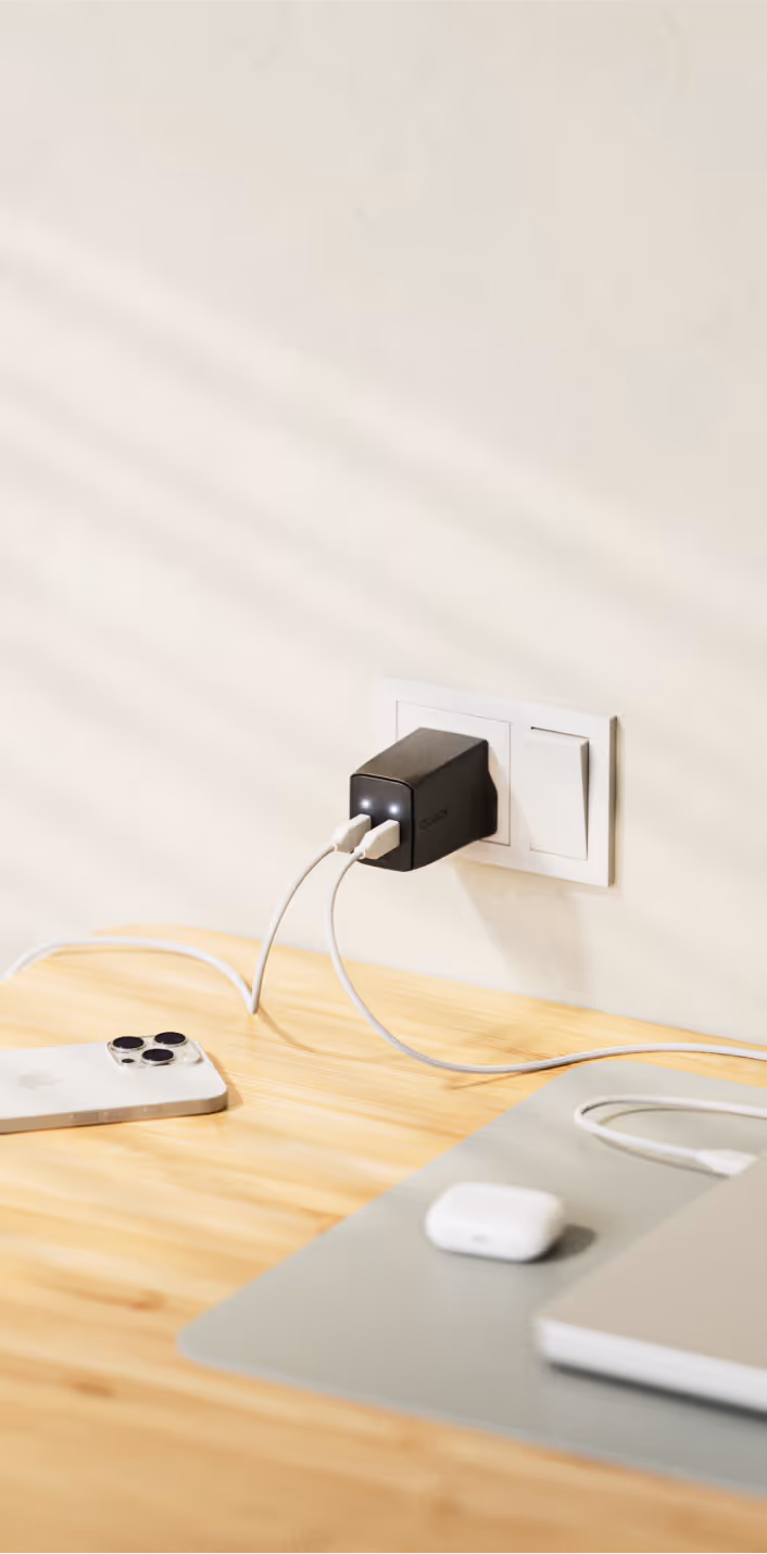 Cuzor Charger connected to multiple devices