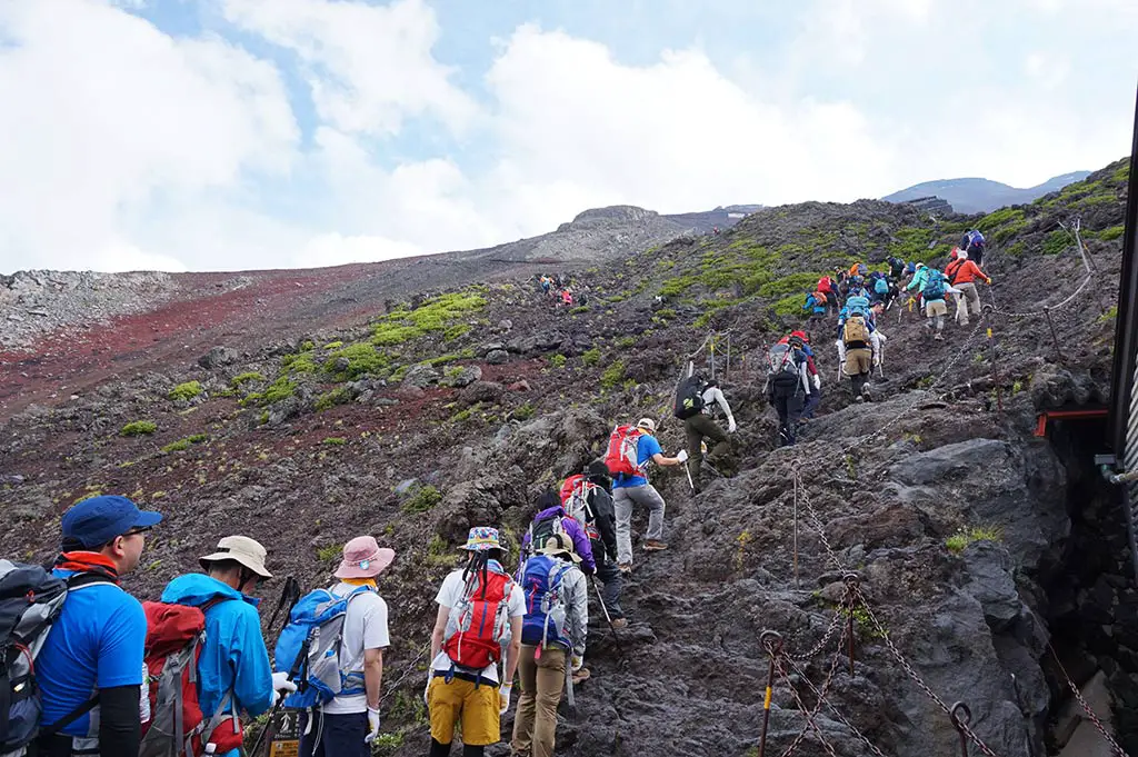 Foule escaladant le mont Fuji