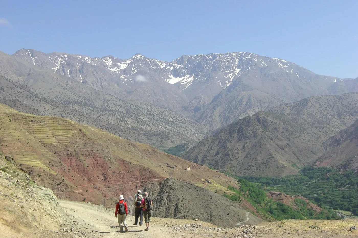 La marche d'accès au Mont Toubkal au milieu des paysages de l'Atlas