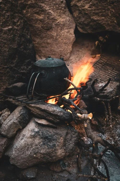 Feu de camp avec une marmite