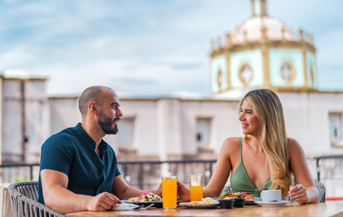 pareja disfrutando de una deliciosa comida en el rooftop de nukari quinta boutique