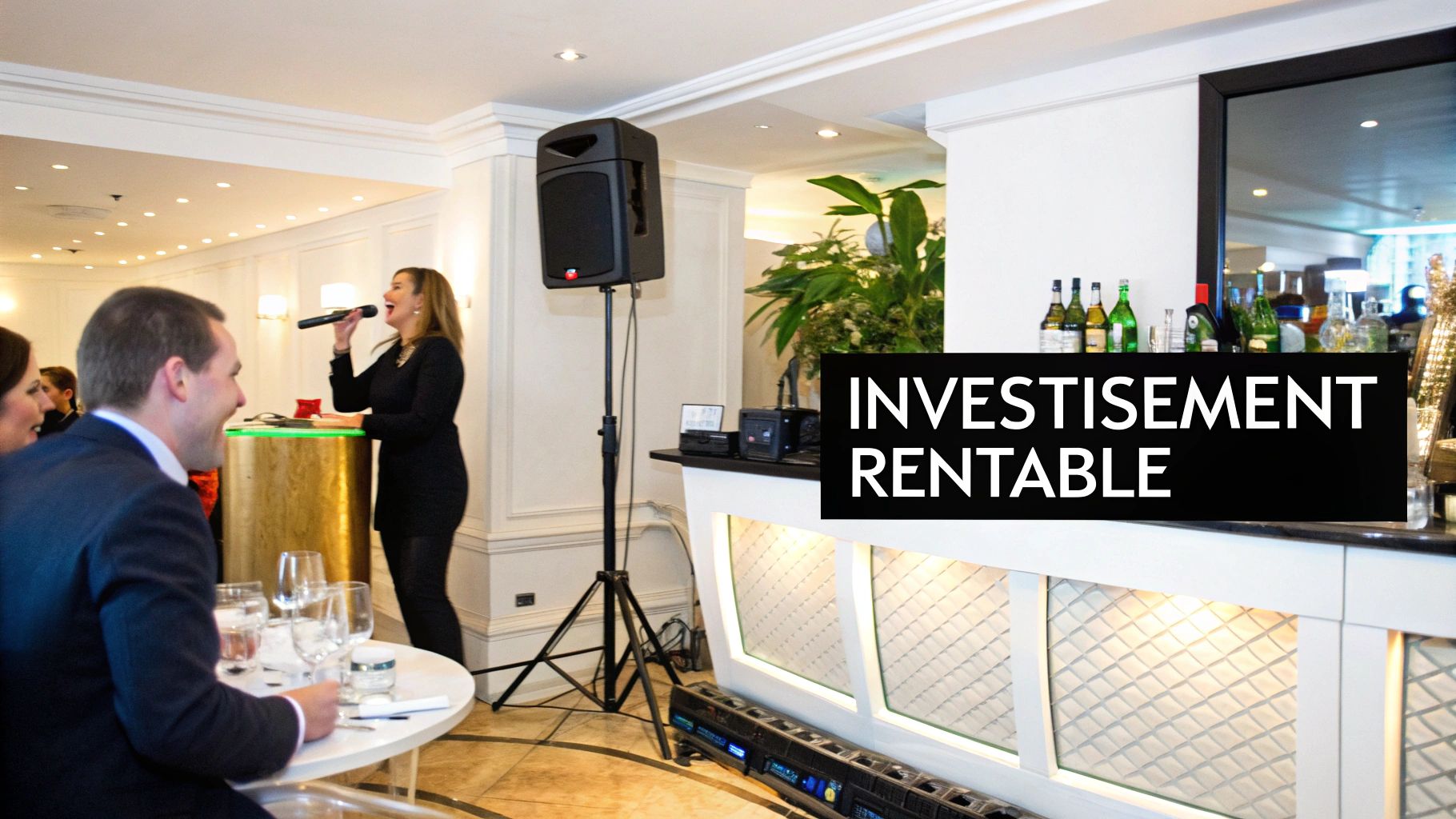 Une femme chante au karaoké près d'un bar, des invités l'écoutent dans un cadre élégant.