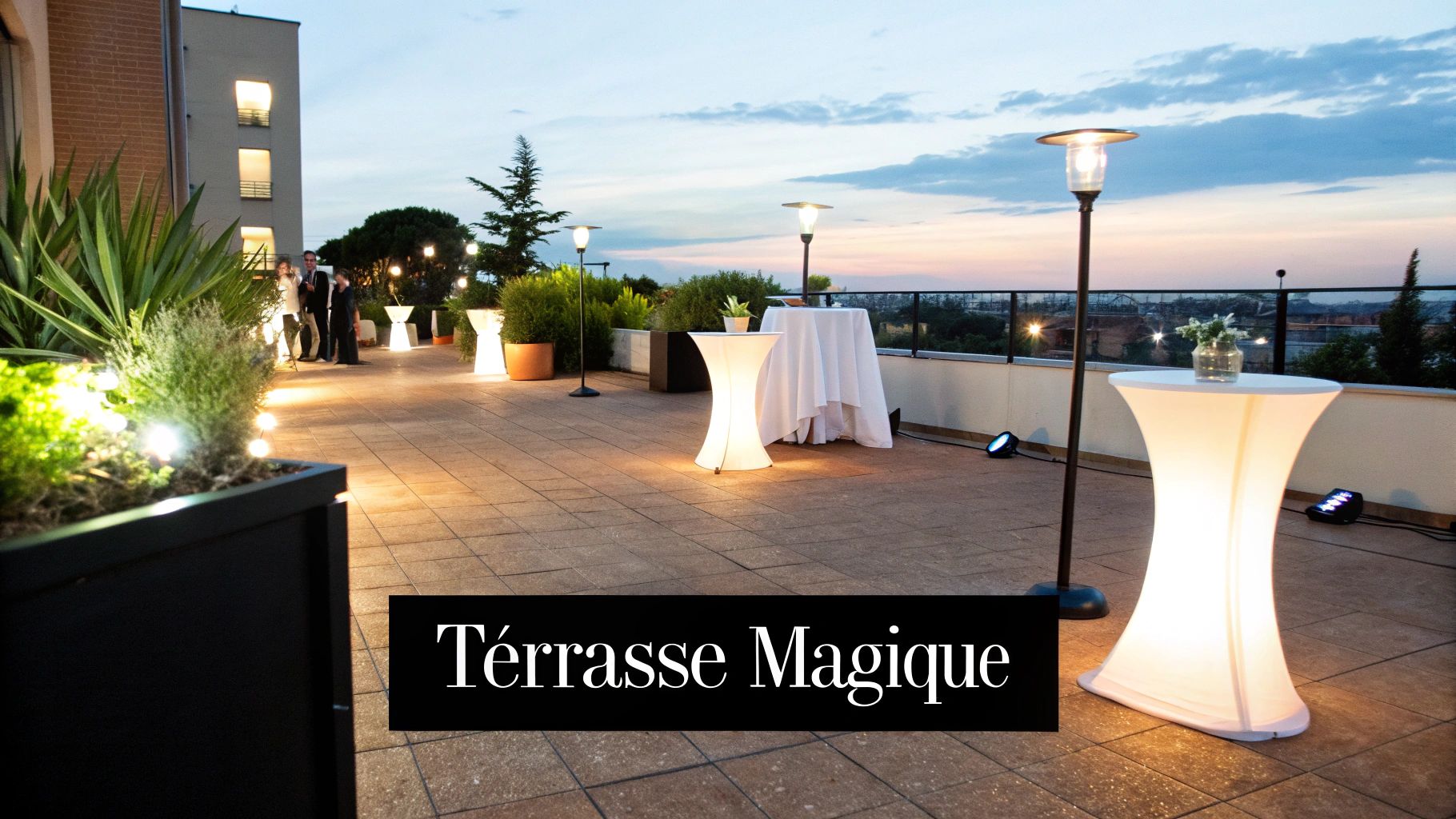 Terrasse d'hôtel élégante au crépuscule avec tables lumineuses, plantes et quelques invités, créant une ambiance magique.